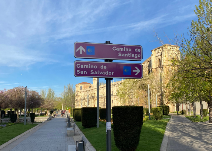 Znak za Camino de Santiago i San Salvador