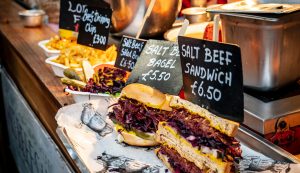 Gdje jeftino jesti u Londonu: najbolji marketi i budget opcije Cijene burgera u Londonu.