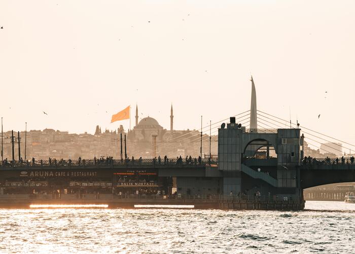 Galata most i Suleymaniye džamija uz zalazak sunca.