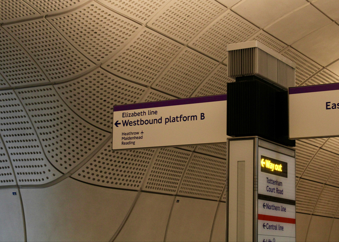 Znak za Elizabeth line prema Heathrow aerodromu.
