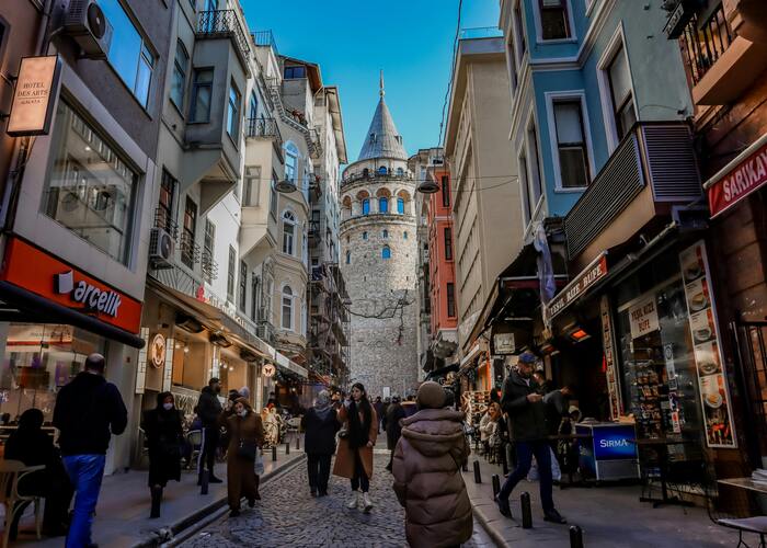 Galata toranj u Istanbulu i okolni kafići