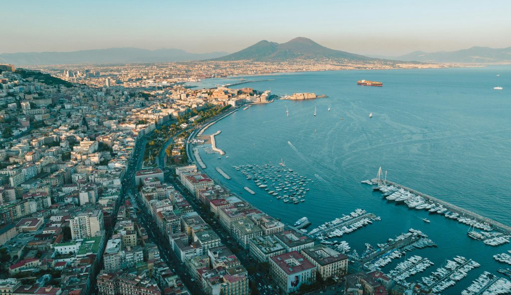 Napulj i Vezuv u pozadini