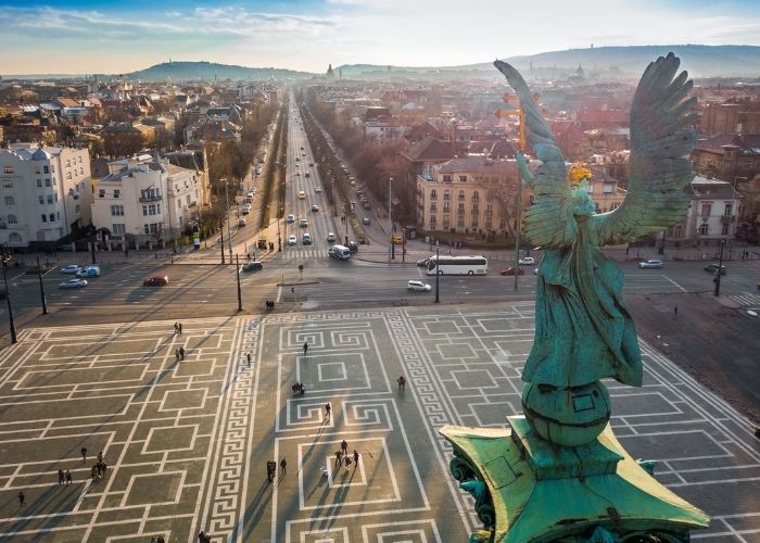 Pogled na Andrassy ulicu sa Trga Heroja u Budimpešti