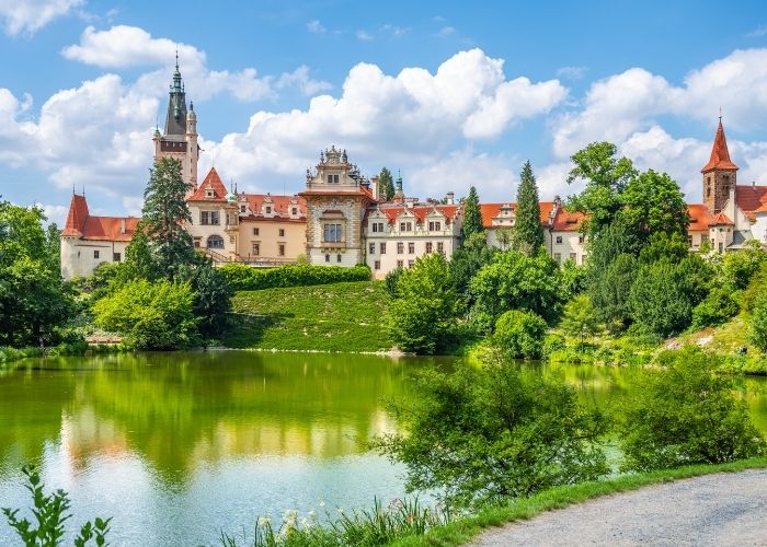 Jezero, zeleno drveće i dvorac