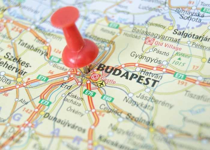 Budimpešta na karti, zaboden crveni pin.