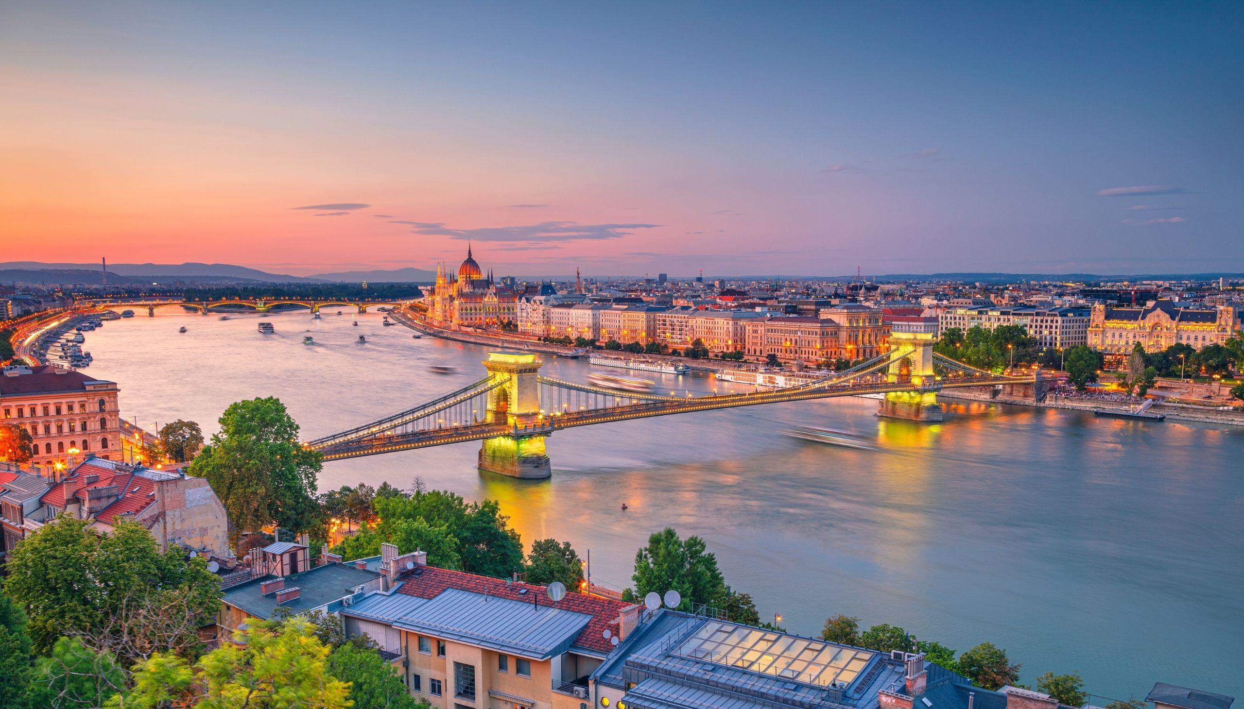 Budimpešta panorama, chain bridge, Dunav i parlament.