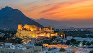 Putovanje u Oman: Itinerar 10 dana, iskustva i savjeti iz prve ruke Tvrđava u Bahli u Omanu u suton.