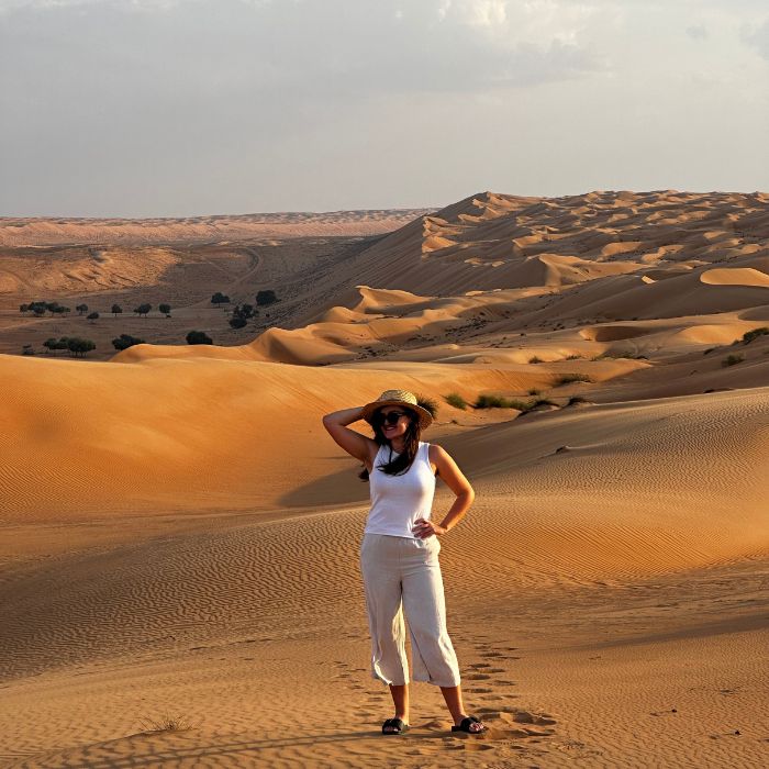 Ana Mihaljevic na pustinjskim dinama u Wahiba Sands