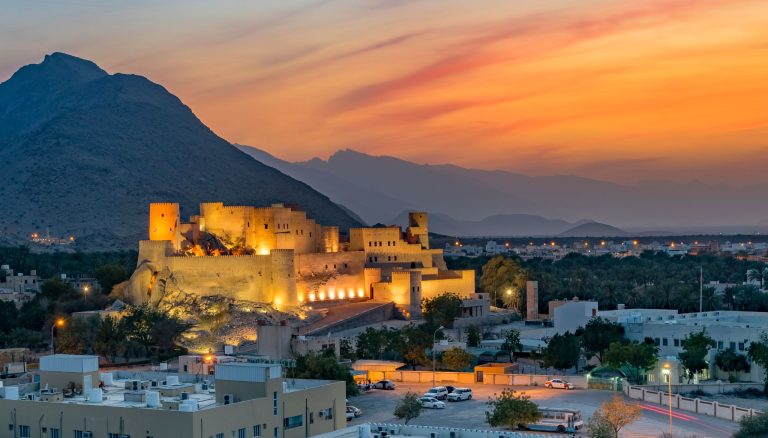 Tvrđava u Bahli u Omanu u suton.