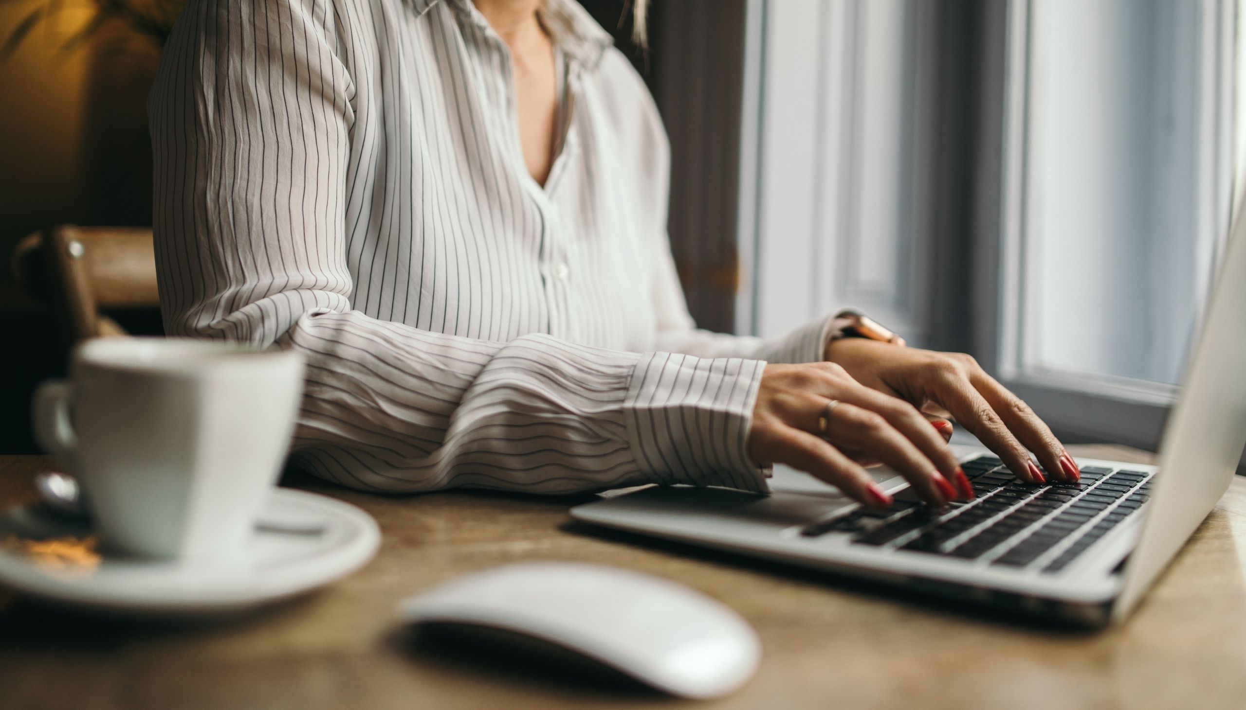 Virtualni asistent Virtualni asistent na laptopu radi online