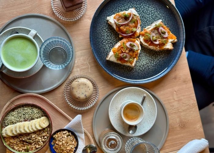 Smoothie bowl and toast in superplanty brunch spot in Zagreb