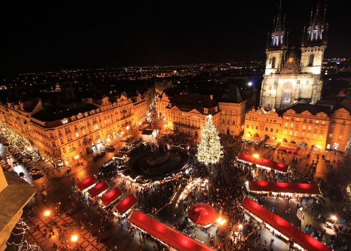 Bozicni bor i katedrala na adventu u Pragu