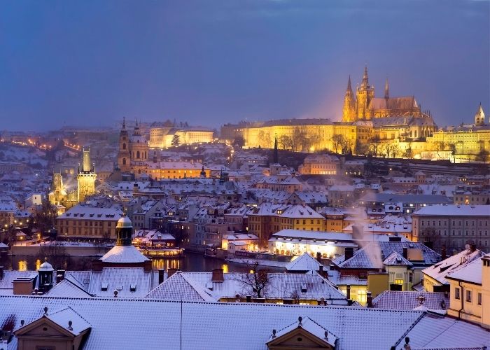 Praški dvorac i krovovi pokriveni snijegom