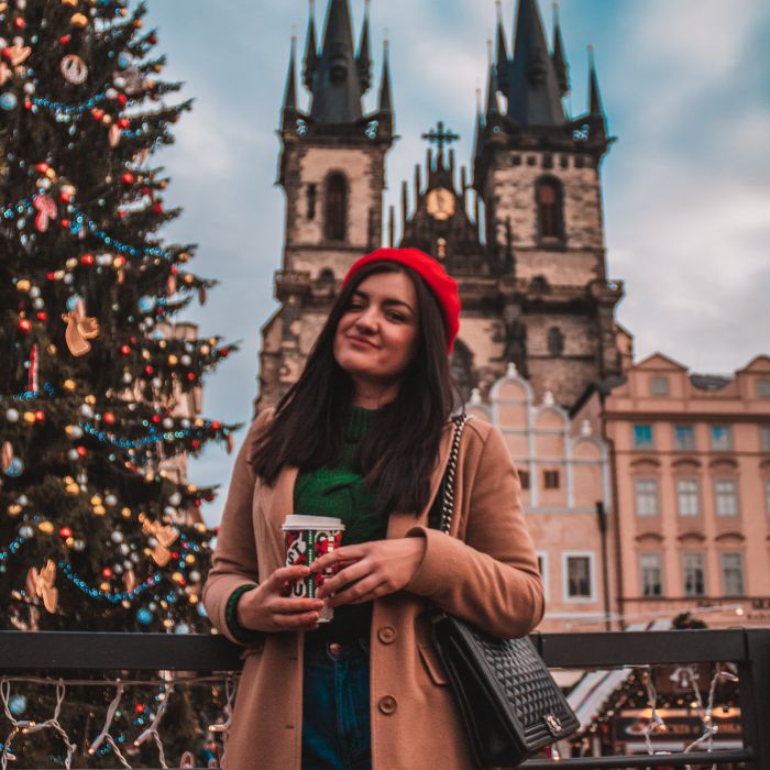 Ana i božićno drvce i katedrala u Pragu u pozadini.