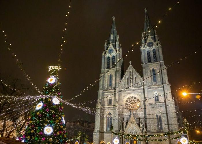 Advent Prag katedrala i bižićno drvce na Namesty Miru