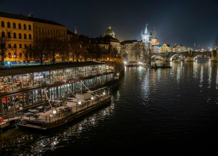 Brod s večerom u Pragu, Karlov Most u pozadini