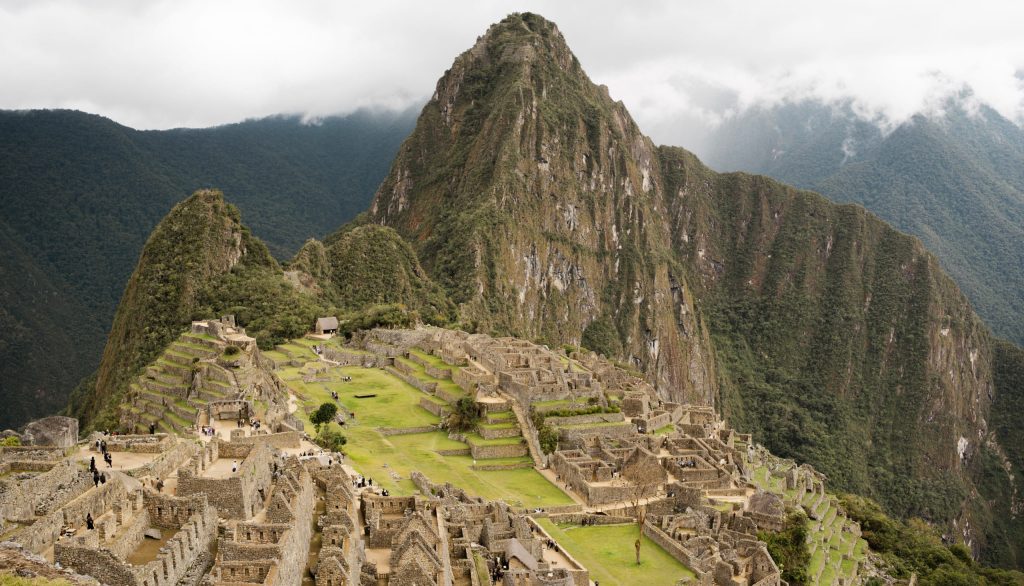 Machu Picchu ruševine i Huayna Picchu u pozadini