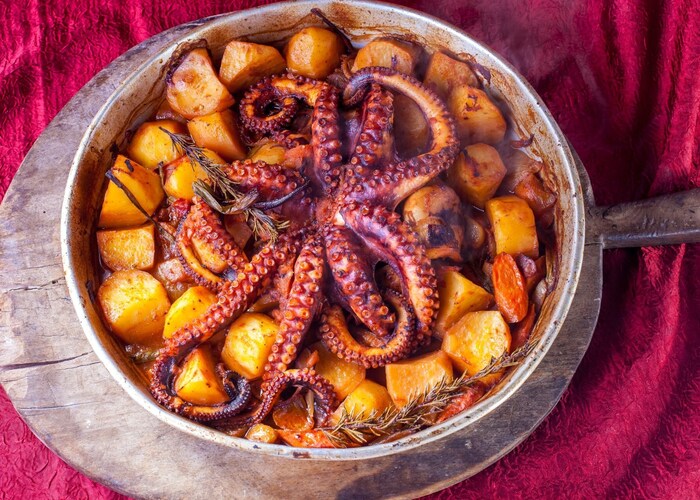 Octopus baked under the bell