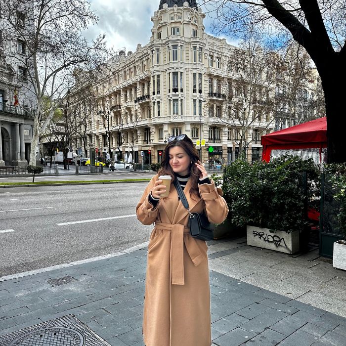 Ana pozira s kavom u centru Madrida