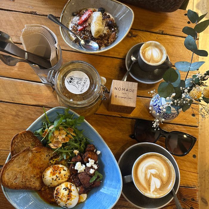 Brunch i hrana na stolu u Nomade Cafe, Madrid.