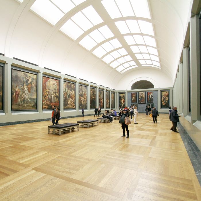 Umjetnički muzej kraljice Sofije, eksponati na zidu.