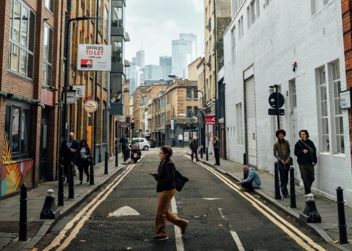 Ulica u Shoreditchu, u pozadini London Downtown