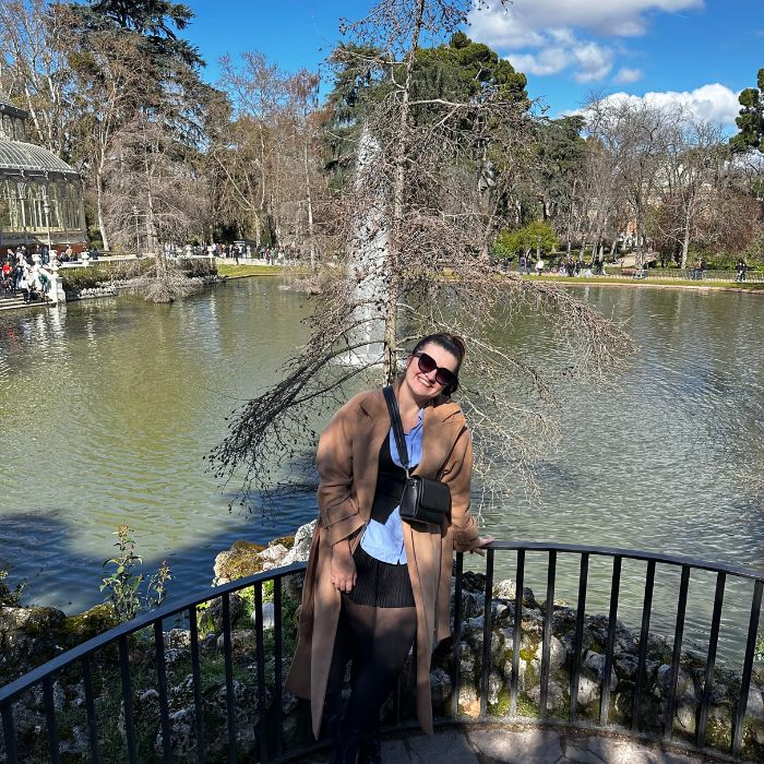 Ana kod fontane u parku El Retiro u Madridu