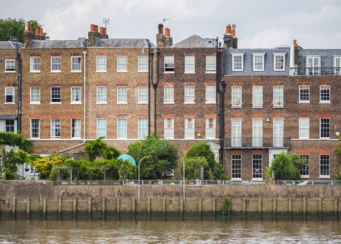 Hammersmith kuće u nizu uz rijeku.
