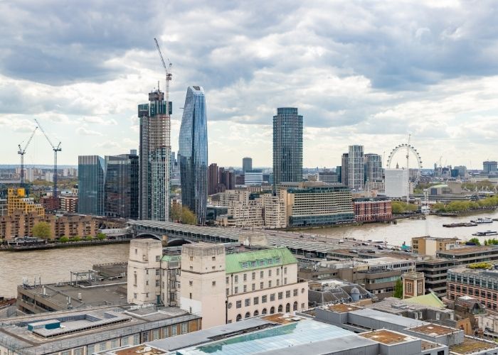 Visoke zgrade i rijeka u Waterloo četvrti u Londonu