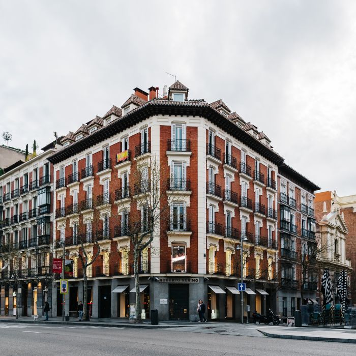 Crvena zgrada u luksuznom kvartu Salamanca u Madridu