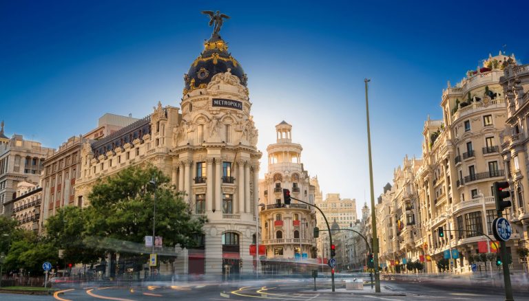 Metropolis, atrakcija i zgrada u Madridu s kupolom.