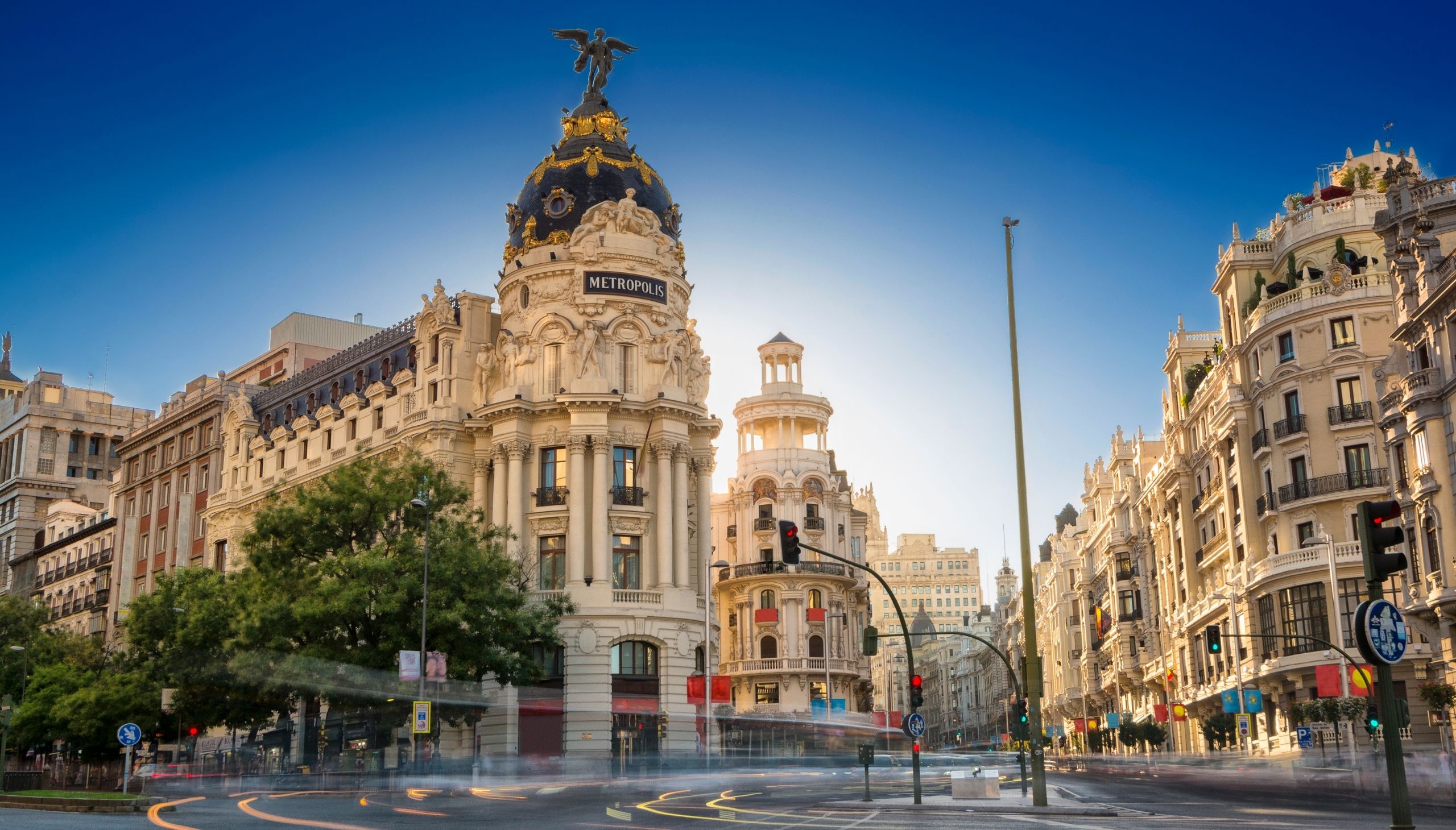 Metropolis, atrakcija i zgrada u Madridu s kupolom.