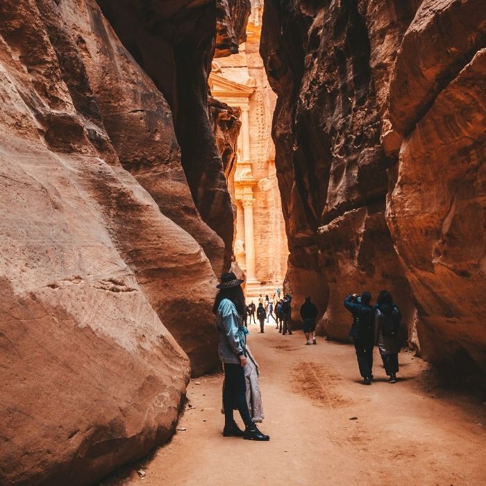 Ana u uskom prolazu pred Riznicom u Petri, Jordan