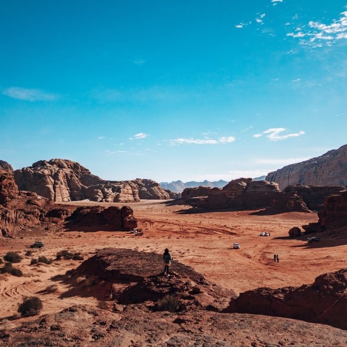 Wadi Rum panorama, pustinja, dolina i stijene u pozadini