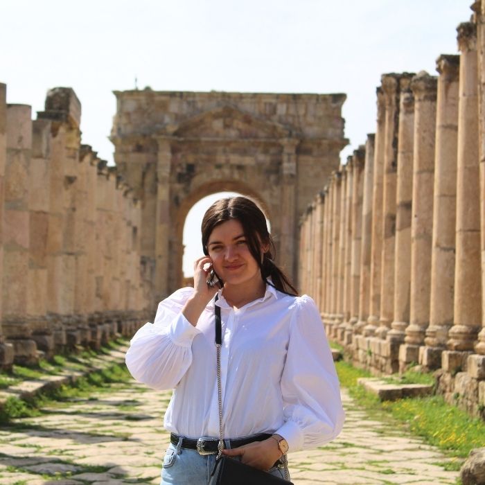 Ana i ruševine u Jerashu Jordan