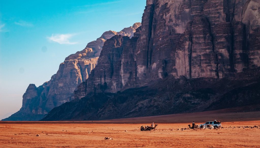 Wadi Rum, beduini, deve i stijene u pozadini