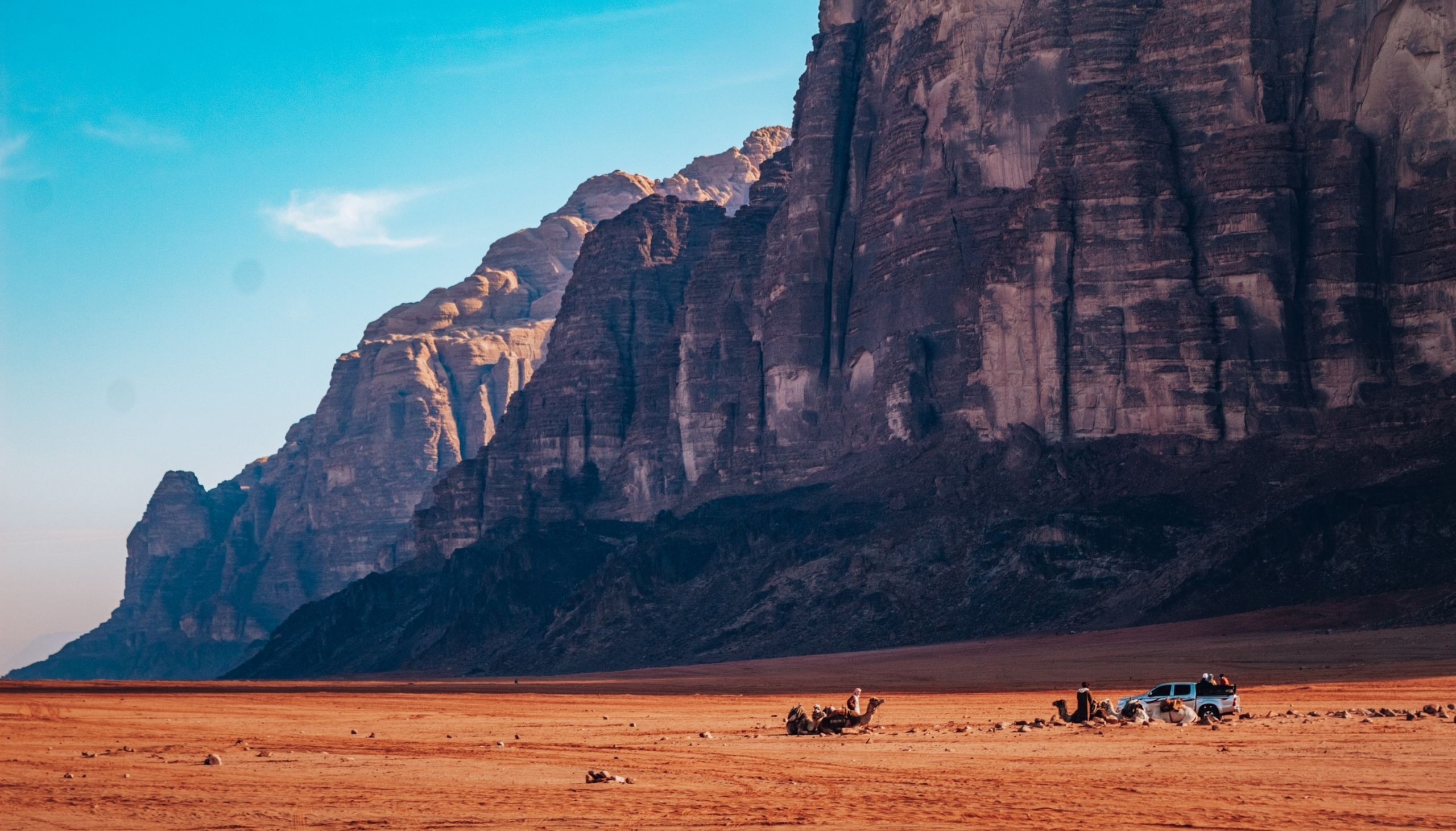 Wadi Rum, beduini, deve i stijene u pozadini