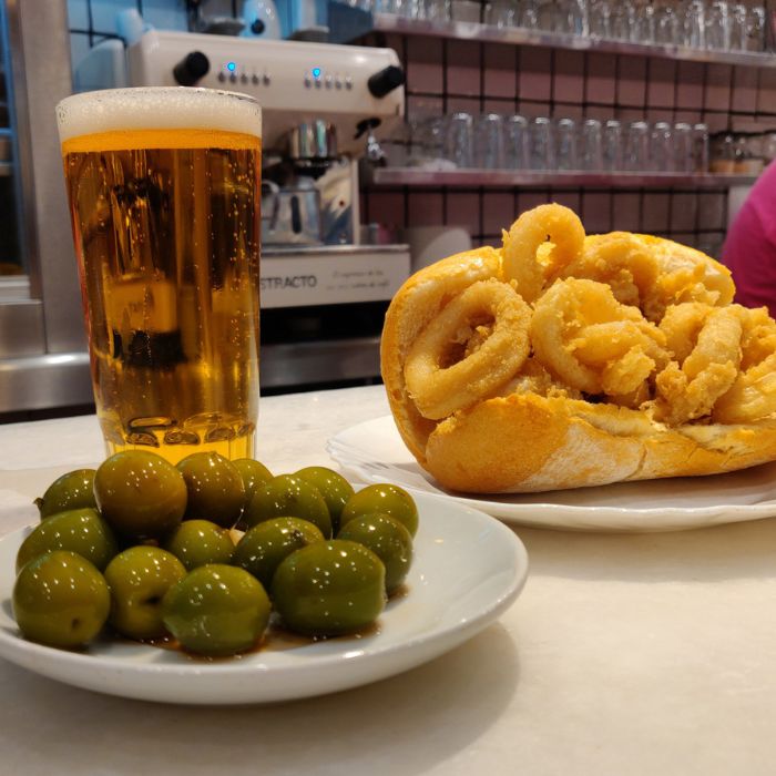 Sendvič s lignjama u La Campana, Madrid.