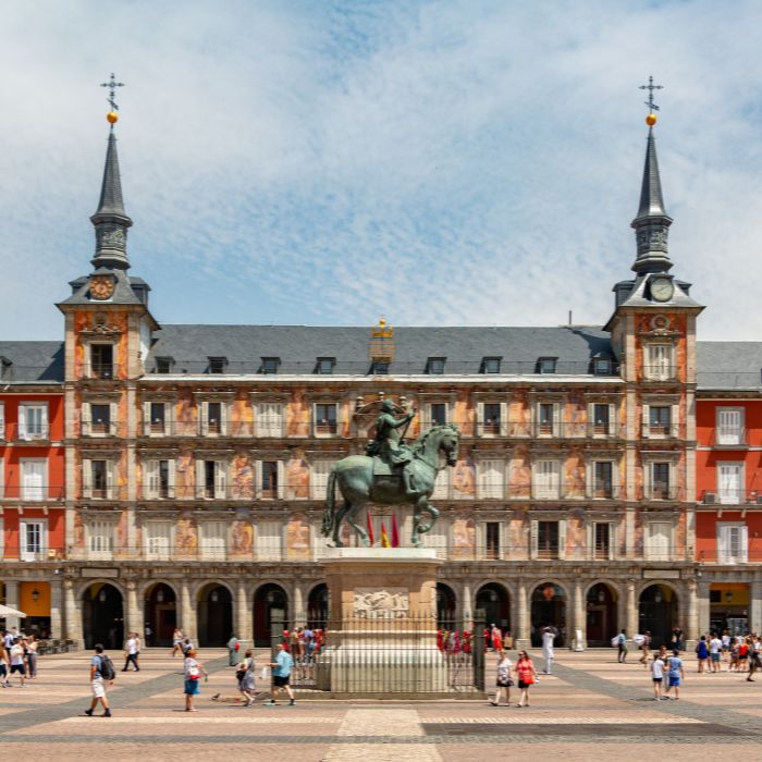 Trg Plaza Mayor i glavna zgrada s tornjevima.