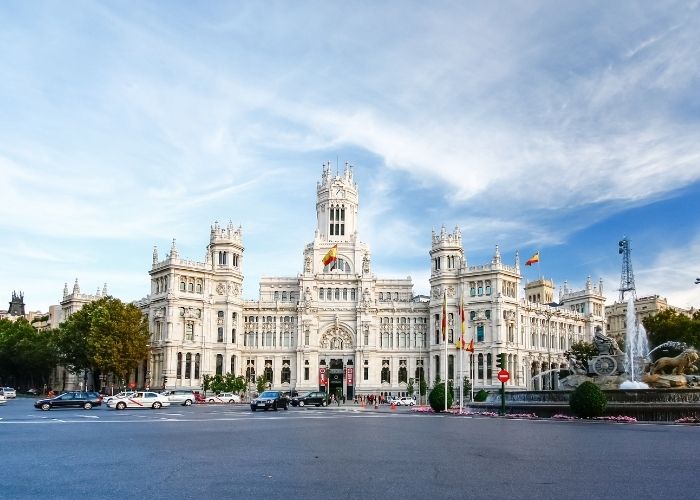 Bijela zgrada sa tri izražena tornja u Madridu