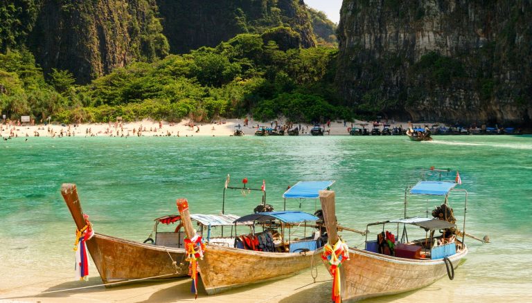Dugi drveni brodovi na plaži u Tajlandu