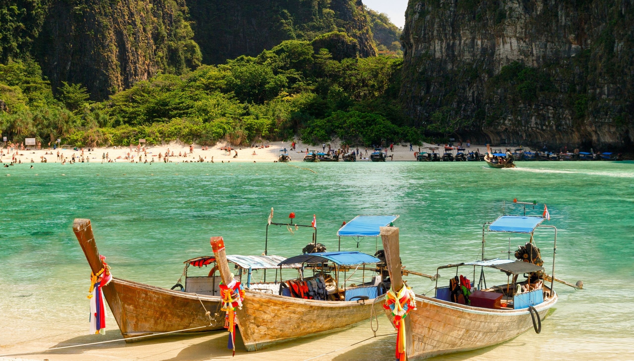 Dugi drveni brodovi na plaži u Tajlandu
