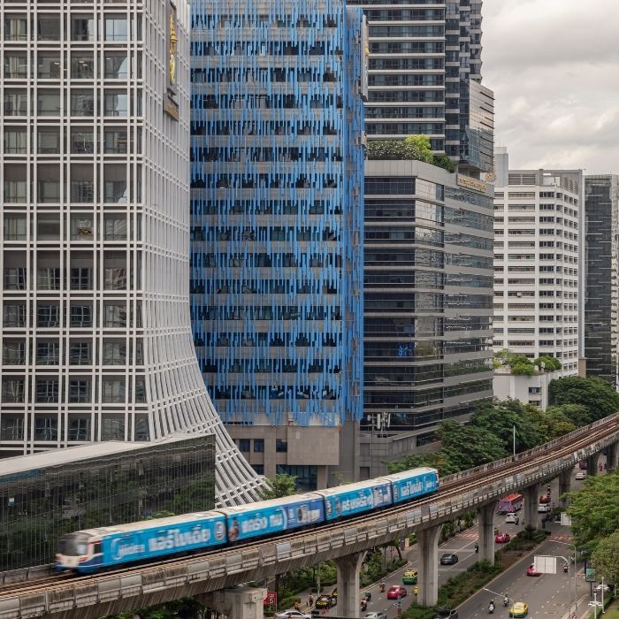 Metru među zgradam u Bangkoku