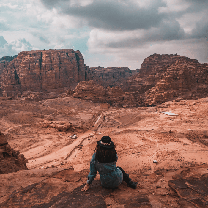 Ana na stijeni s pogledom na dolinu u Petri