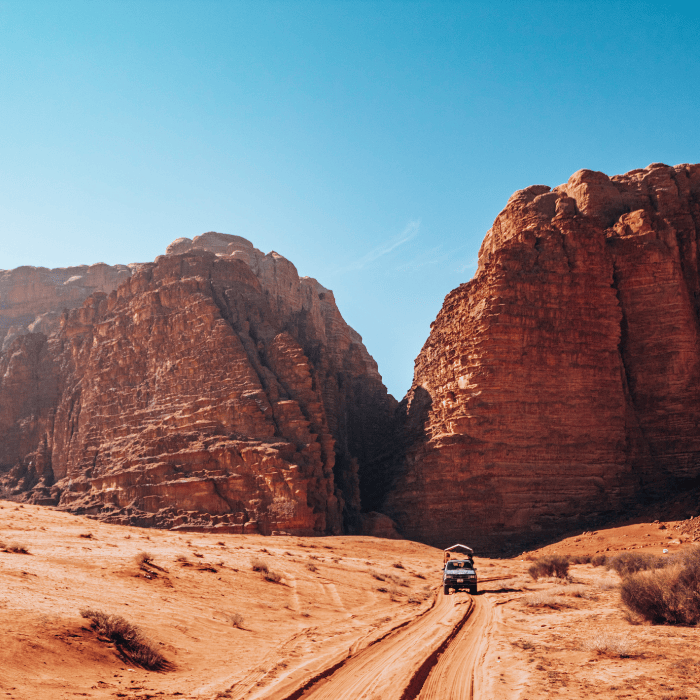 Kamion i stijene u Wadi Rumu