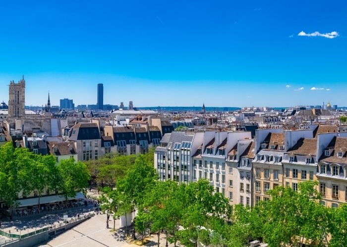 Zgrade i plavo nebo iznad kvarta Marais