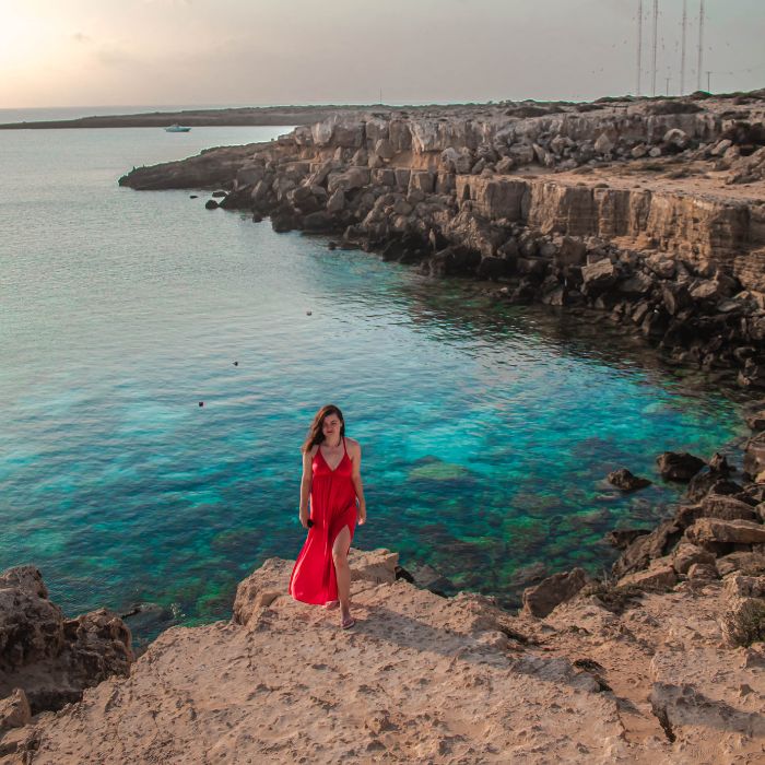 Ana u crvenoj haljini kod plave lagune, Cipar