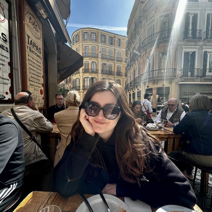 Ana sjedi na terasi tapas bara Lolita