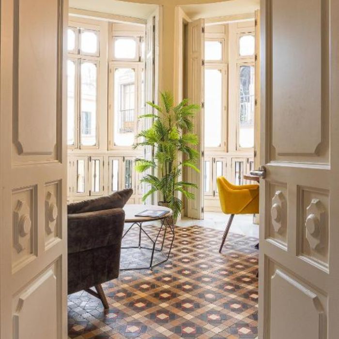 Stolice i balkoni u svijetlom apartmanu