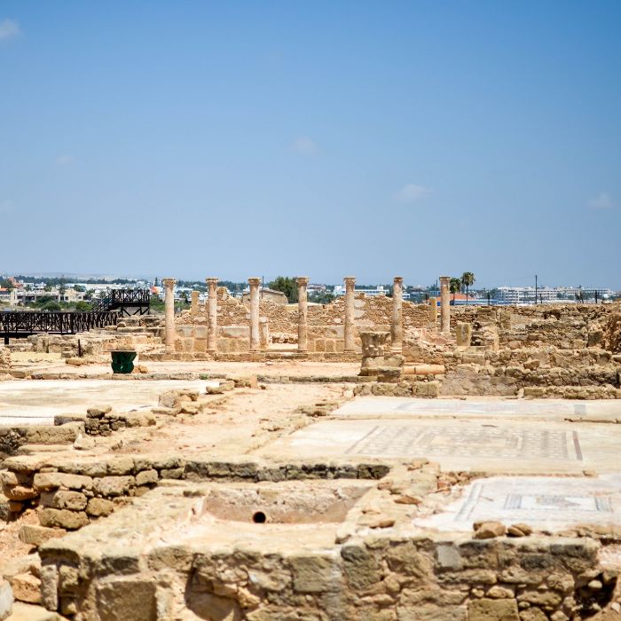 Ruševine i antički stupovi